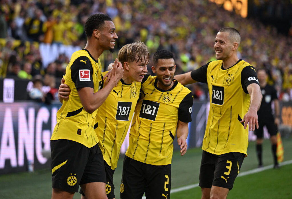 Daniel Svensson jubler med sine medspillere i Dortmund.