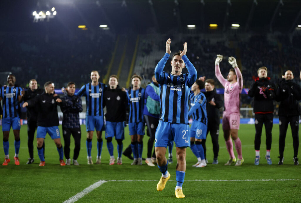 Casper Nielsen hyldes af fans foran sine holdkammerater i Club Brügge